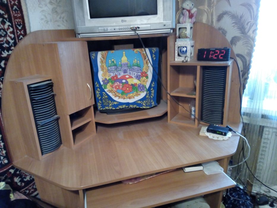 Комп'ютерний стіл