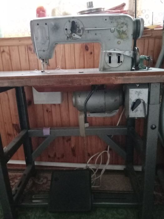 Швейна машина оверлок