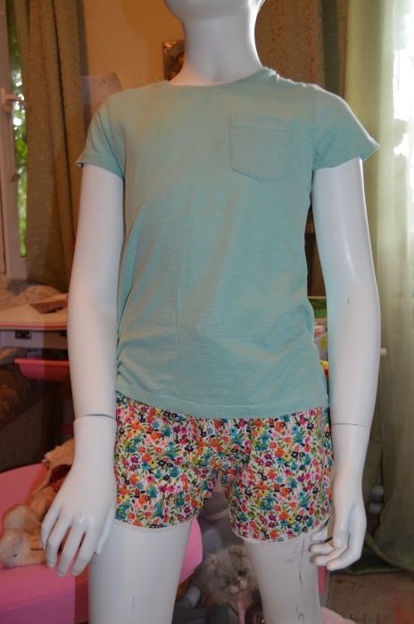 Фирменный домашний костюм,пижама мятного цвета с цветочными шортами