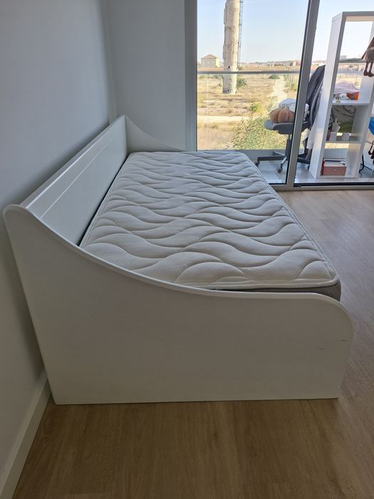 Cama branca de 90cm por 1.90m com colchão moloflex incluído