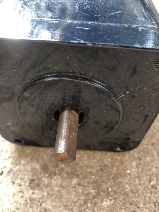 RAE  DC silnik 1660 RPM  12 V DC