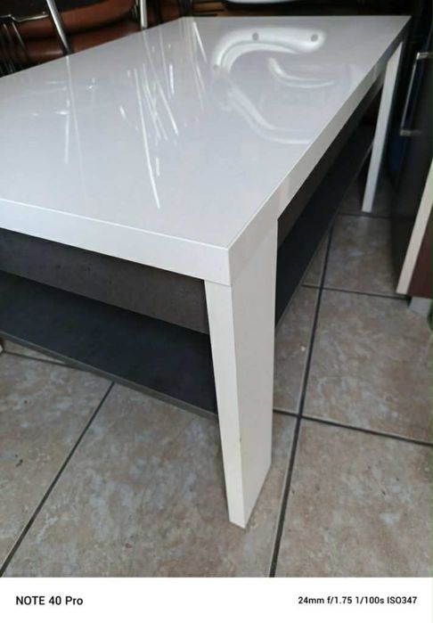 Stolik kawowy w kolorze bialym