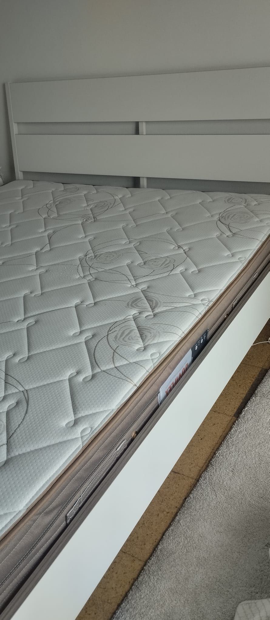 Cama casal 160x200 + colchão como novos; sofá 3 lugares; mesa de vidro