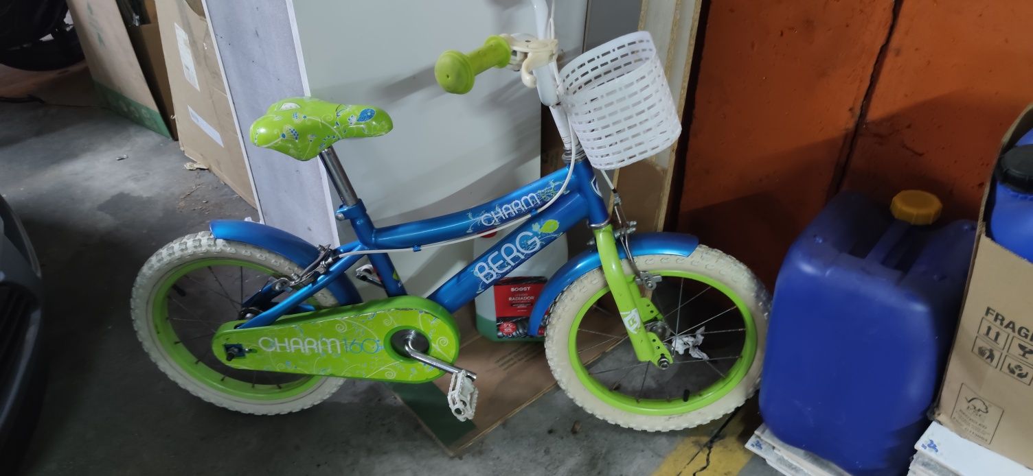 Bicicleta pequena menina