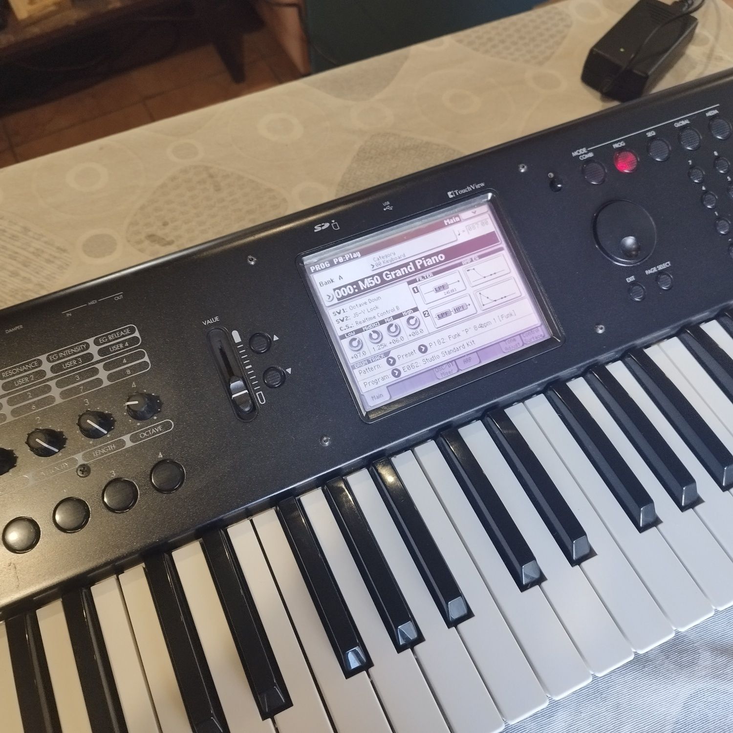 Продам профессиональный синтезатор, рабочую станцию Korg M50