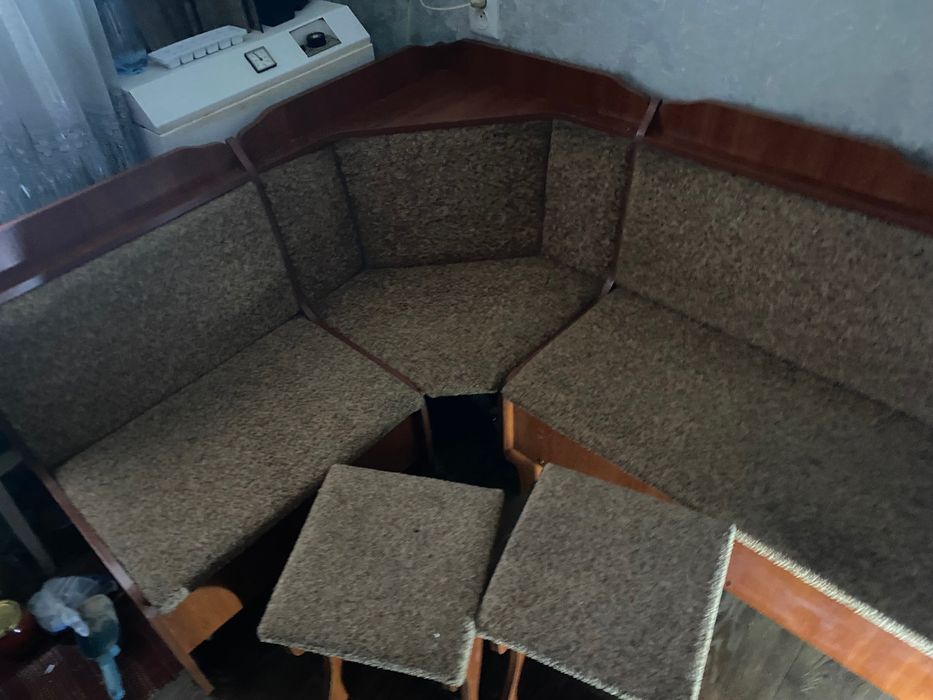 Кухонний уголок та дві табуретки