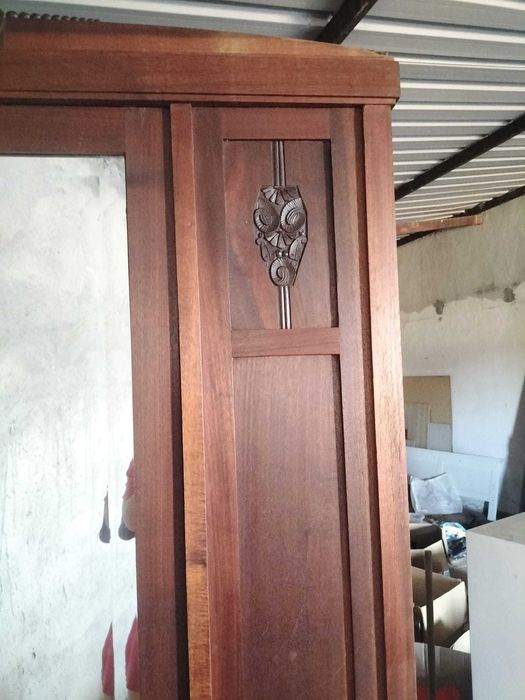 Armário Vintage em Madeira Maciça com Espelho – Excelente Estado