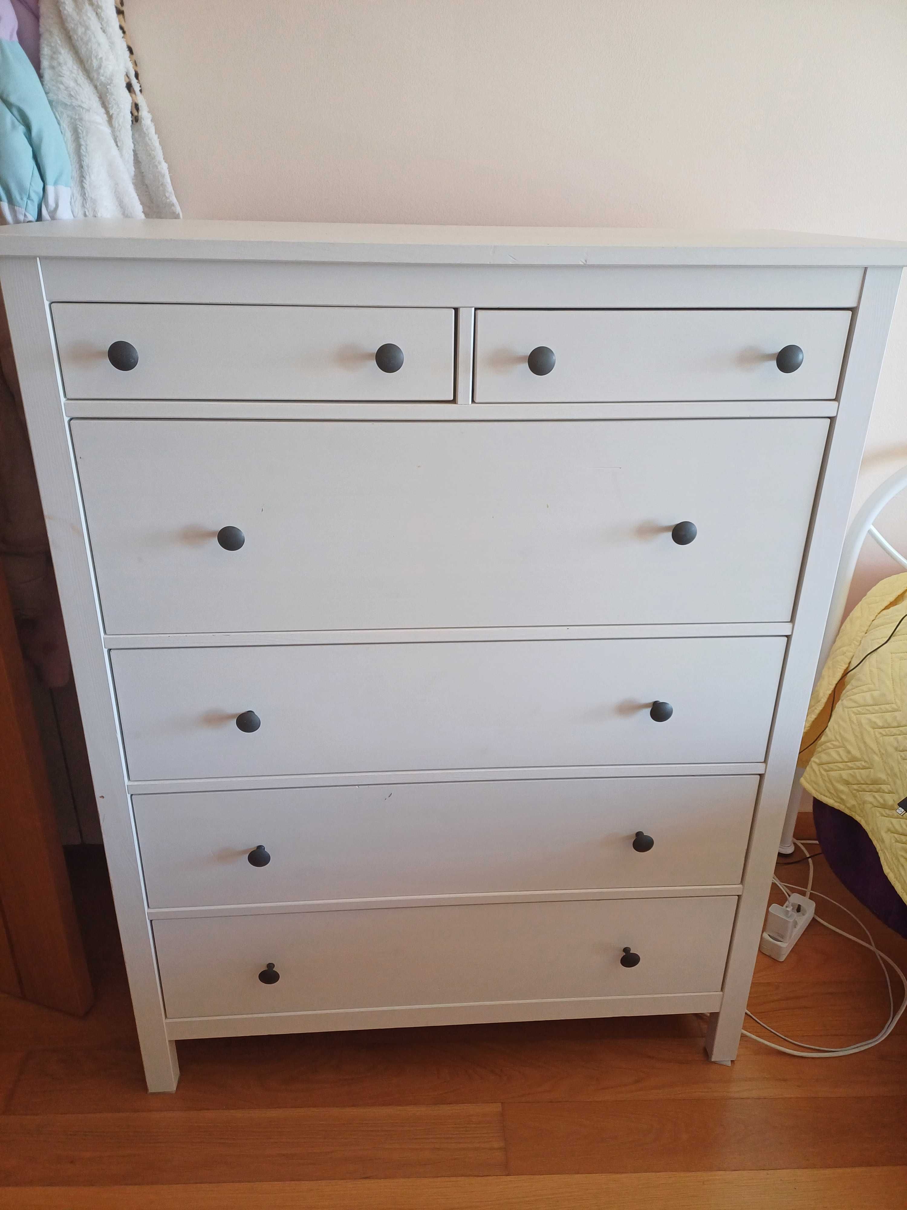 Cómoda Hemnes com 6 gavetas