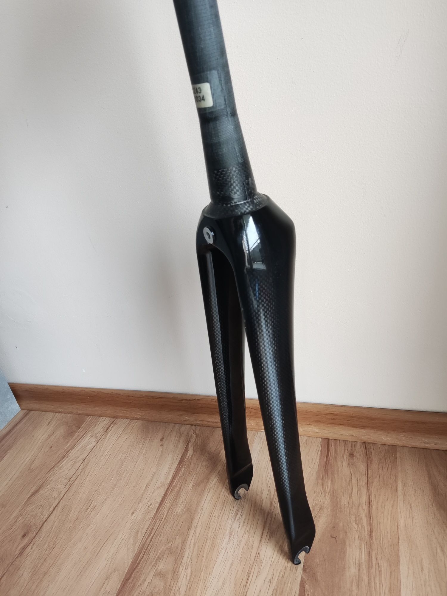 Widelec carbon karbonowy szosowy 28"gravel szybkozamykacze