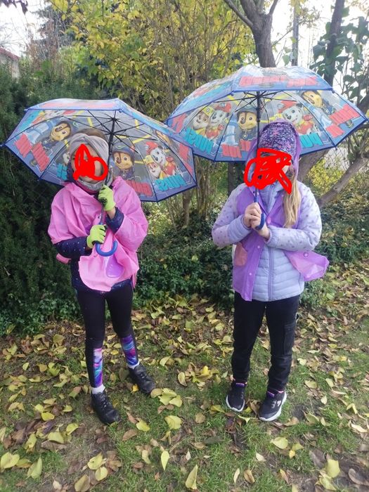 Peleryny przeciwdeszczowe parasole