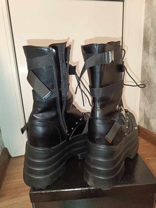 Жіночі чоботи на великій платформі