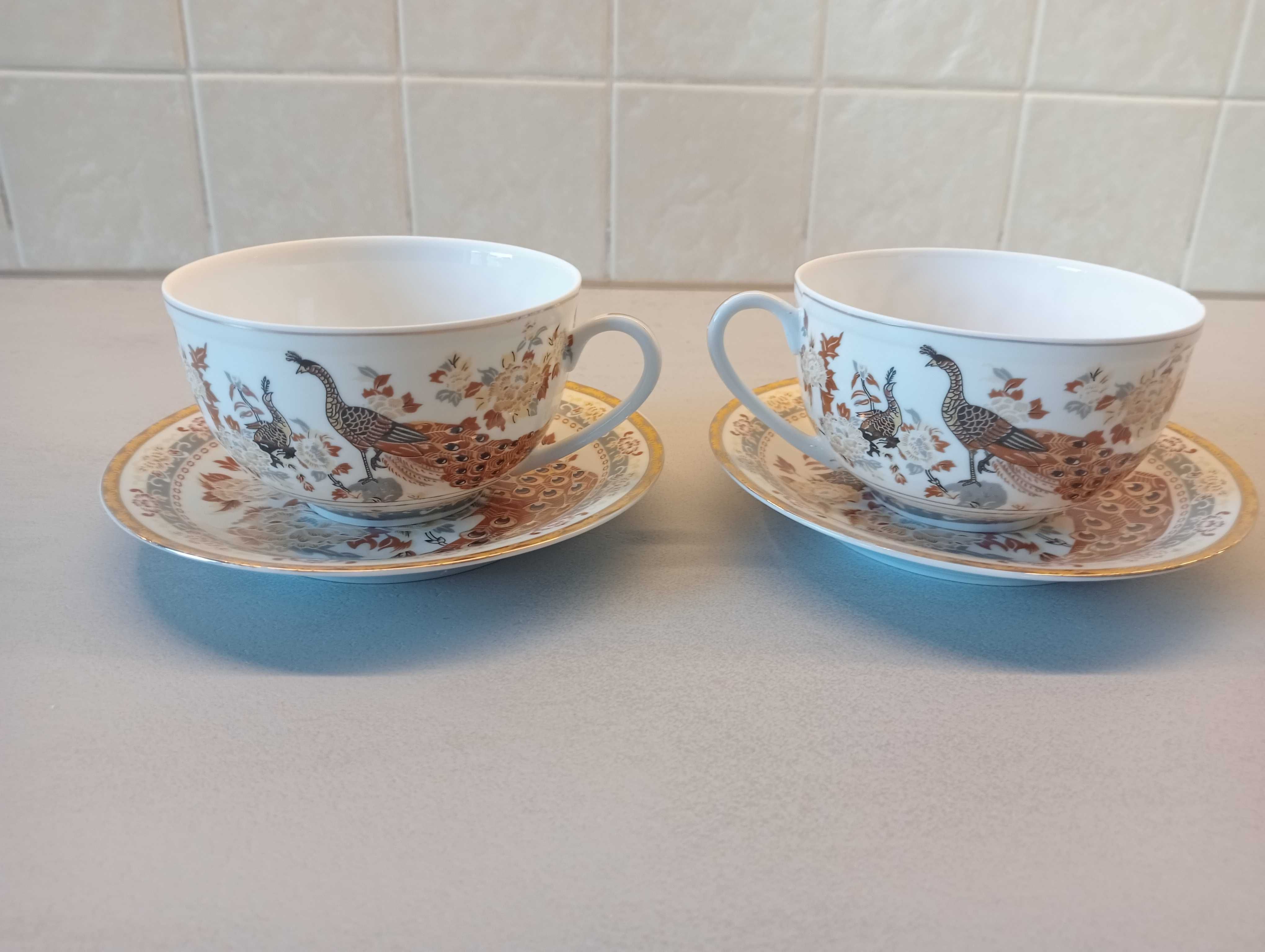 Porcelanowe filiżanki ze spodkiem (dwie sztuki)