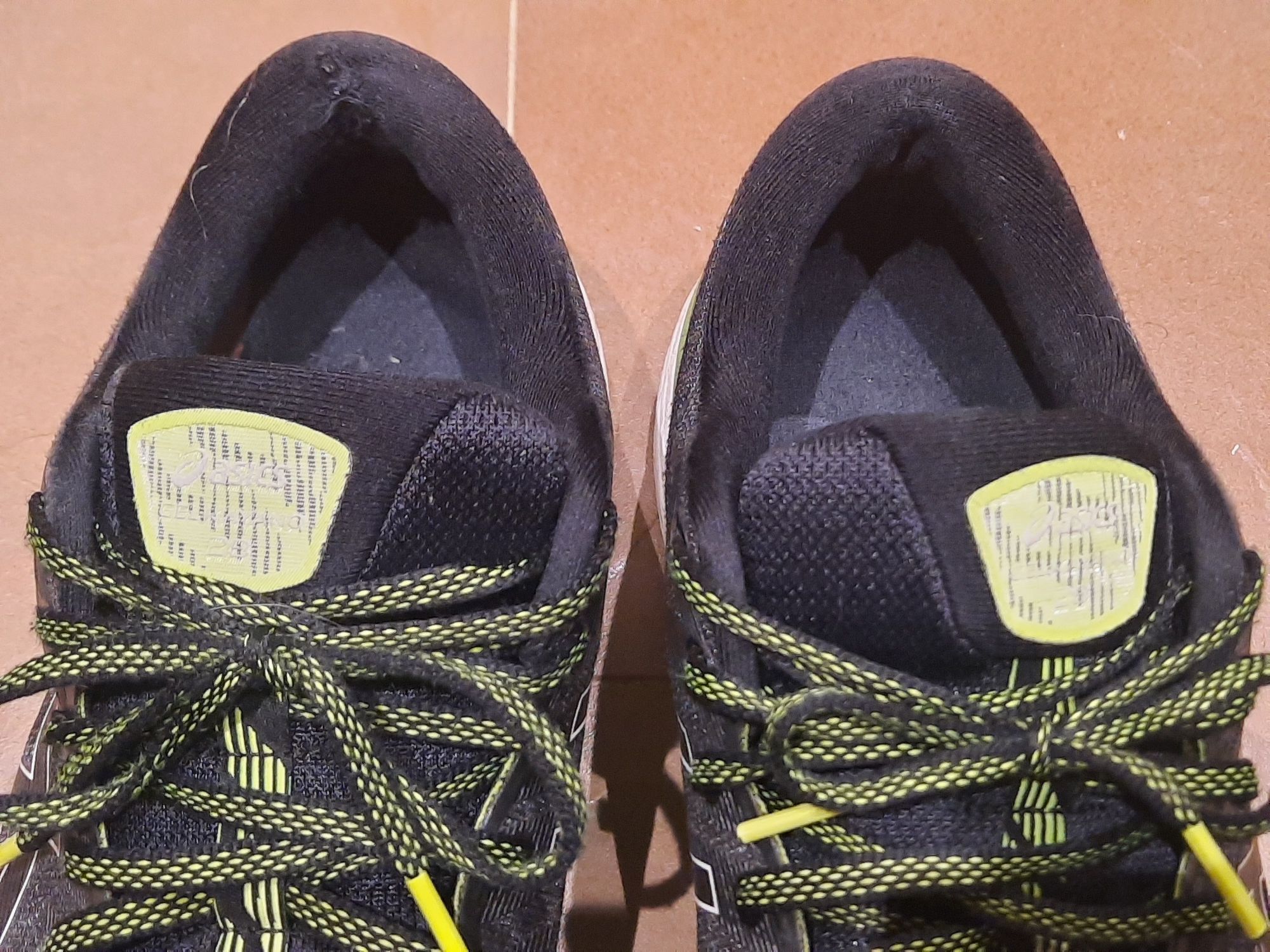 Tenis Asics pretos verde  n° 43,5