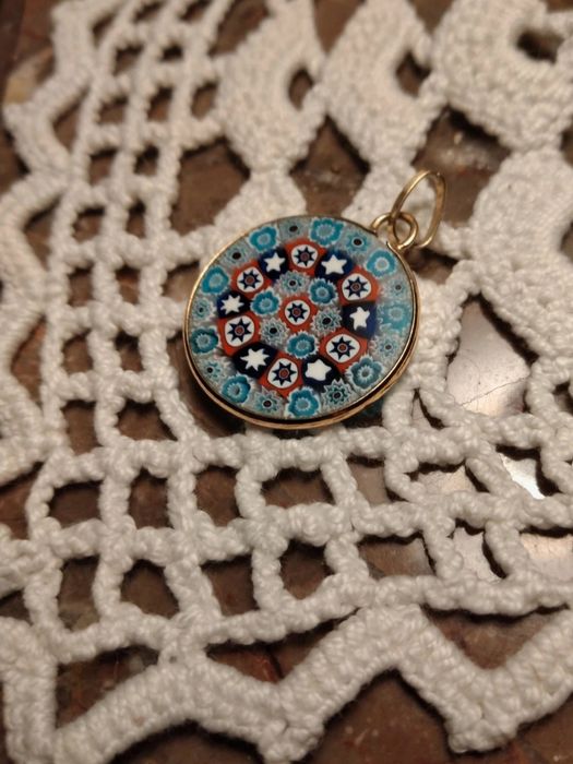 Medalha de prata dourada contrastada com vitral