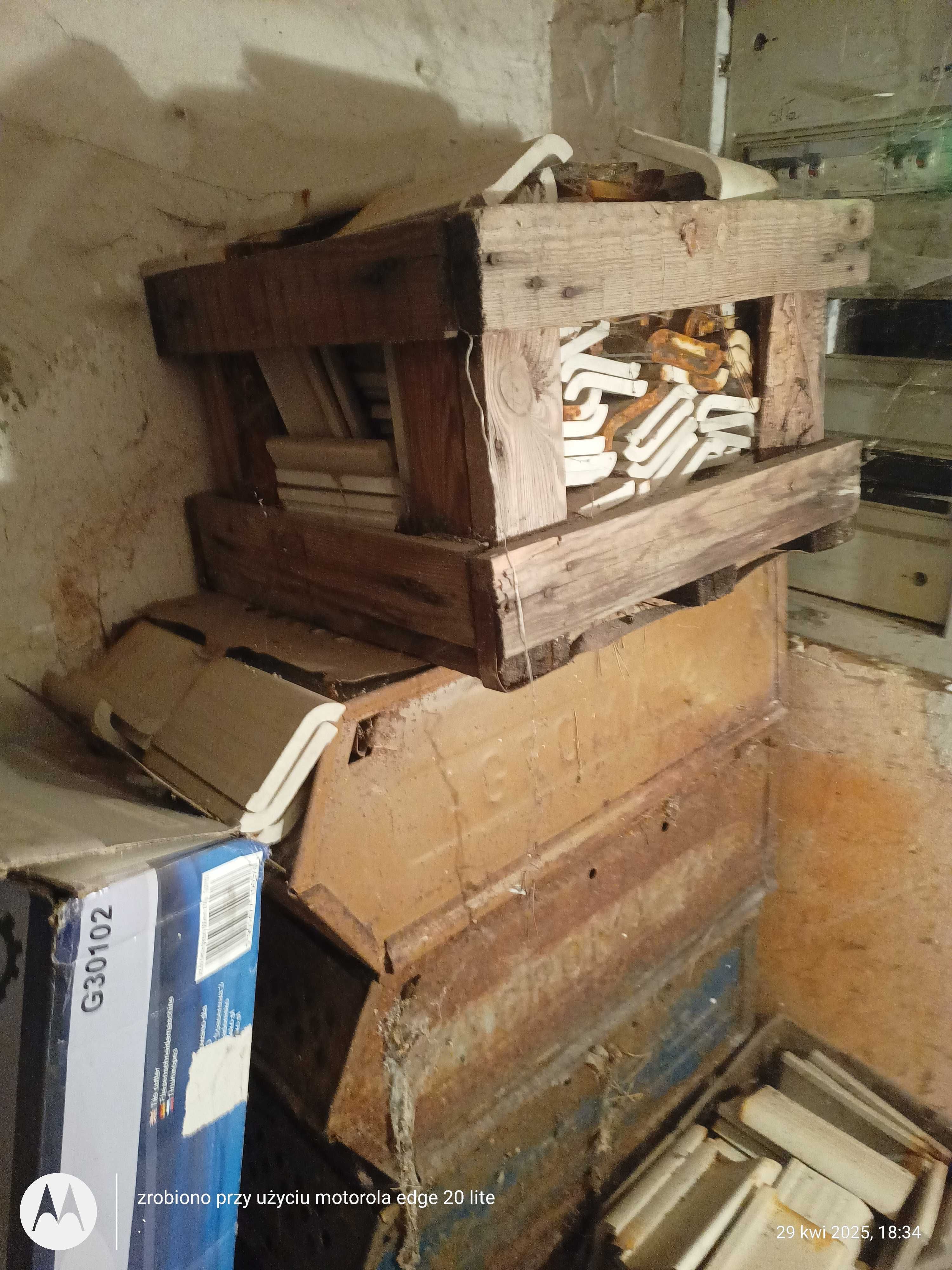 Płytki cokołowe białe kremowe vintage klasyczne z minionych dekad