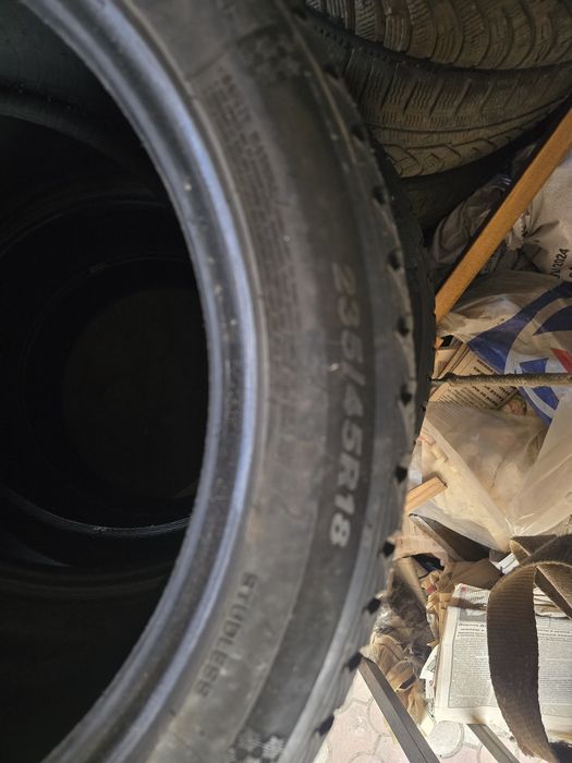 Продам Зимние шины R18 235/45