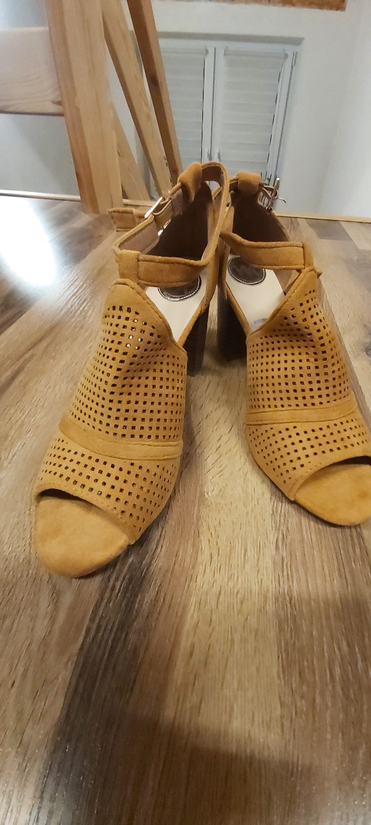Nowe buty ażurowe na obcasie bez palców