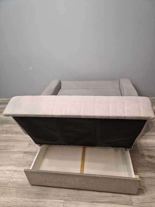 Sofa rozkładana z pojemnikiem na pościel