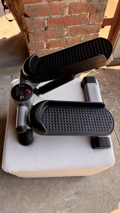 stepper Kettler, służący do treningu dolnych partii ciała