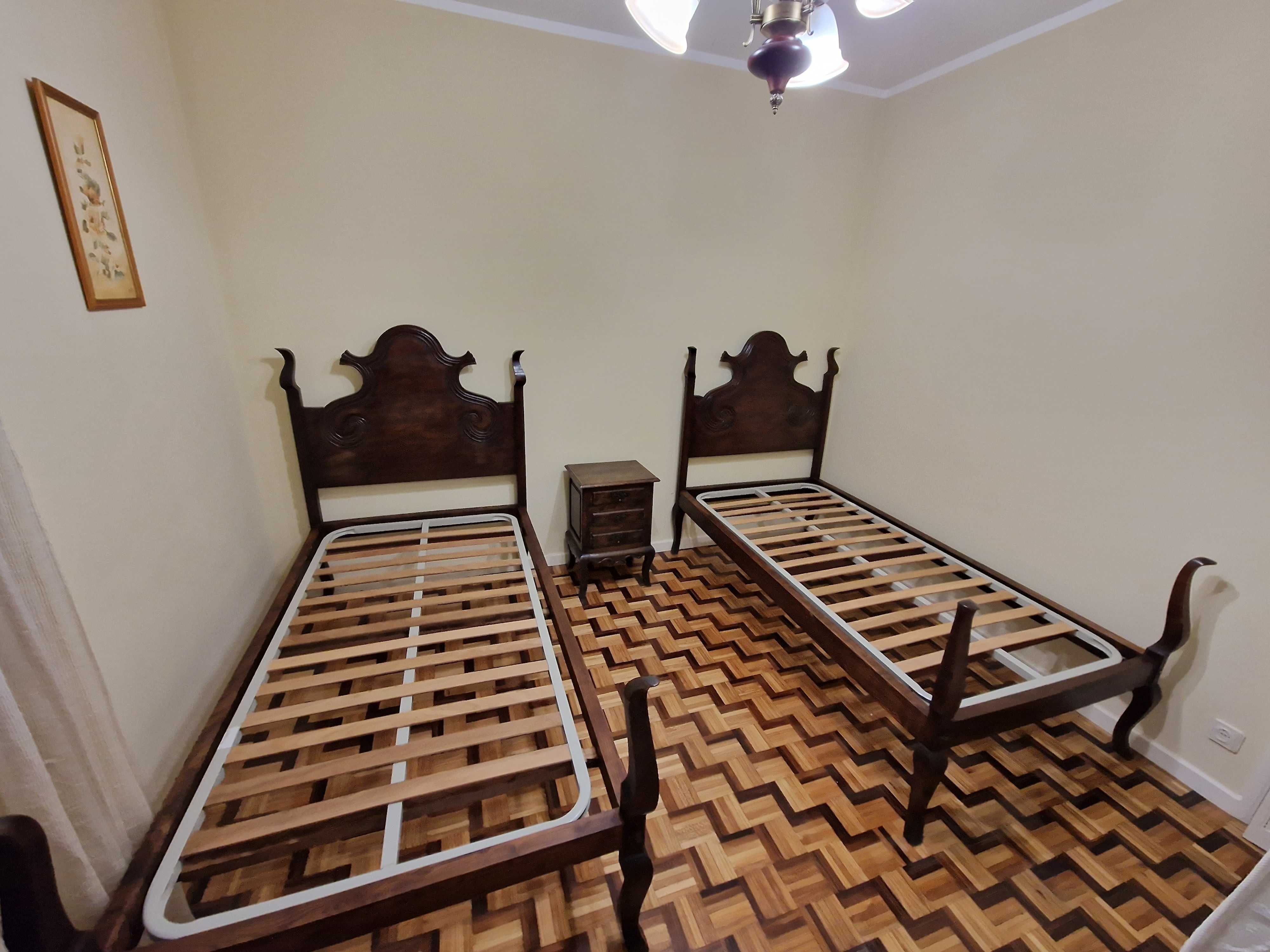 Móveis de quarto em madeira de castanho