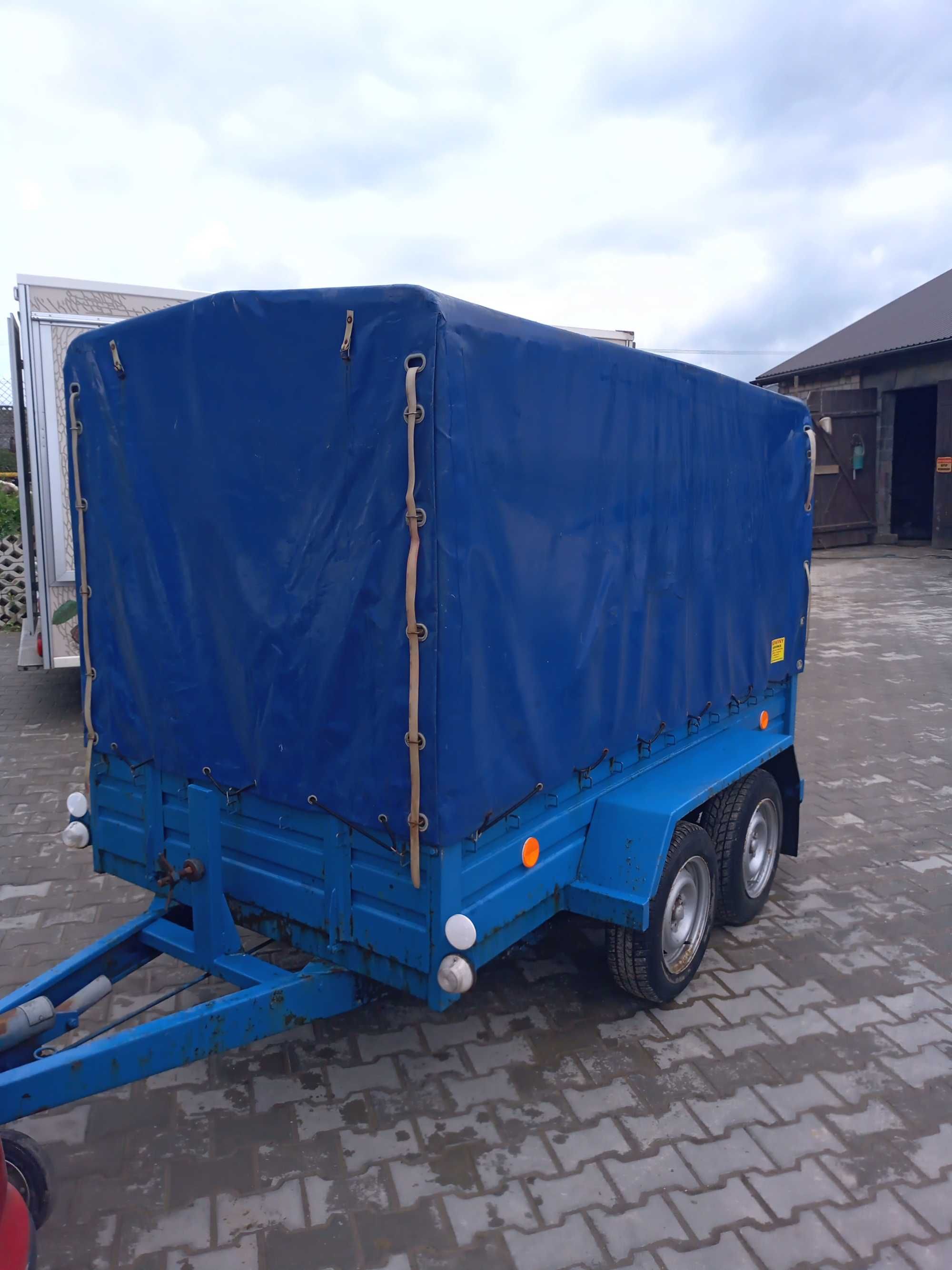 Przyczepka samochodowa do transportu zwierząt.