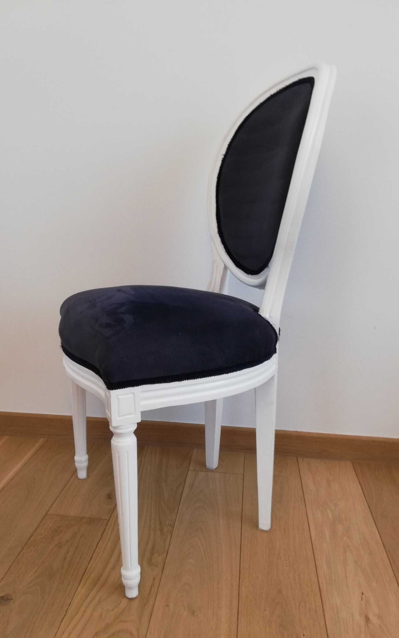 Komplet 4 krzesła klasyczne drewniane granatowo białe salon kuchnia