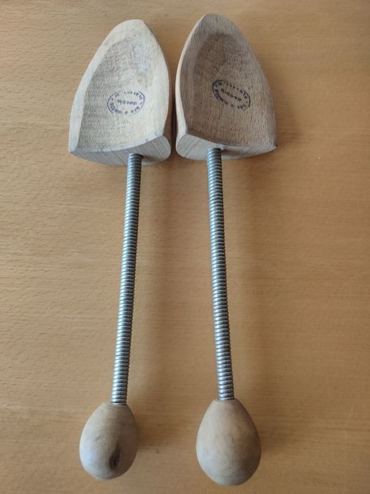 Formas/moldes/alargadores de sapatos.