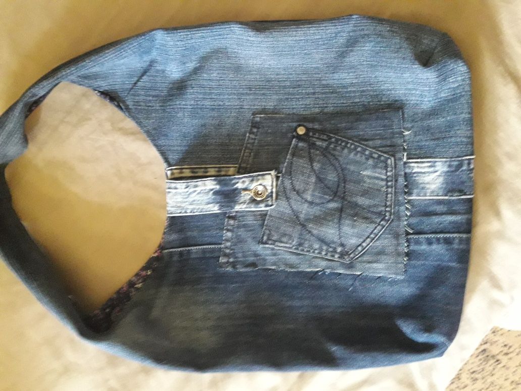 Сумка - шопер ,изготовлены из джинсовой ткани , закрытыми швами