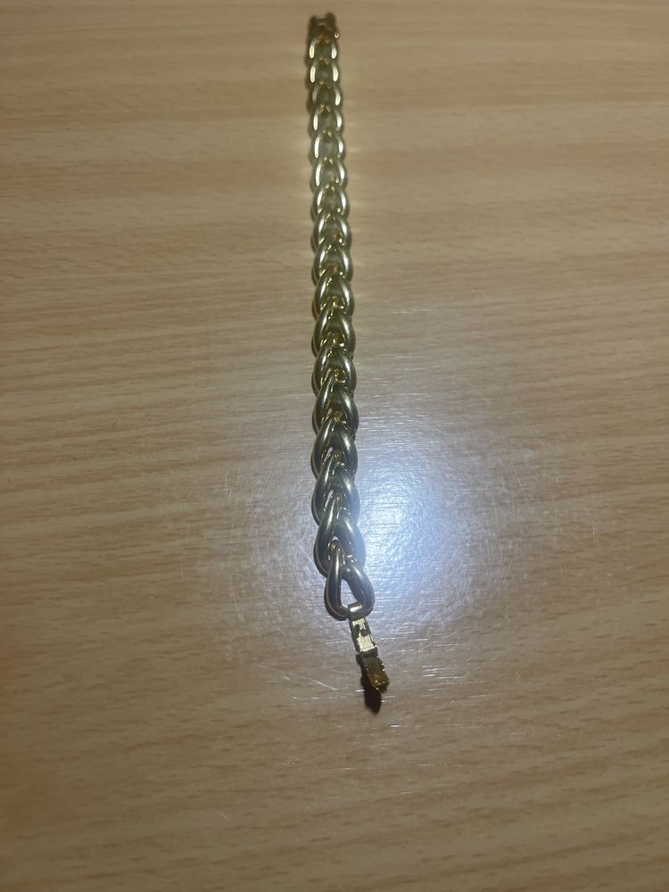 Pulseira muito bonita com patente  registada