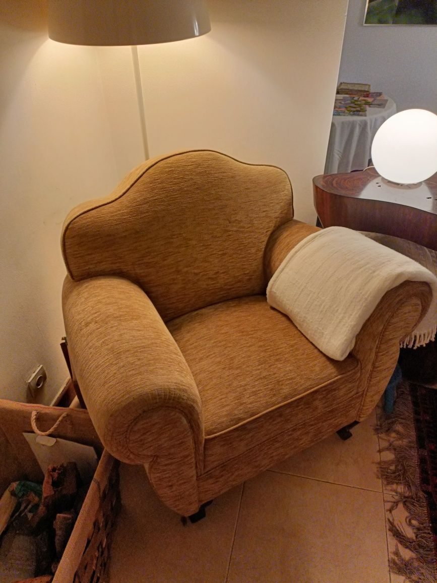Cadeirão/poltrona amarela para sala