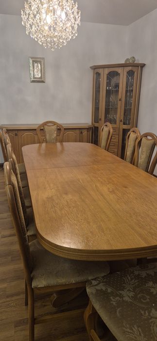 Meble pokojowe używane komplet stół komoda i witryna