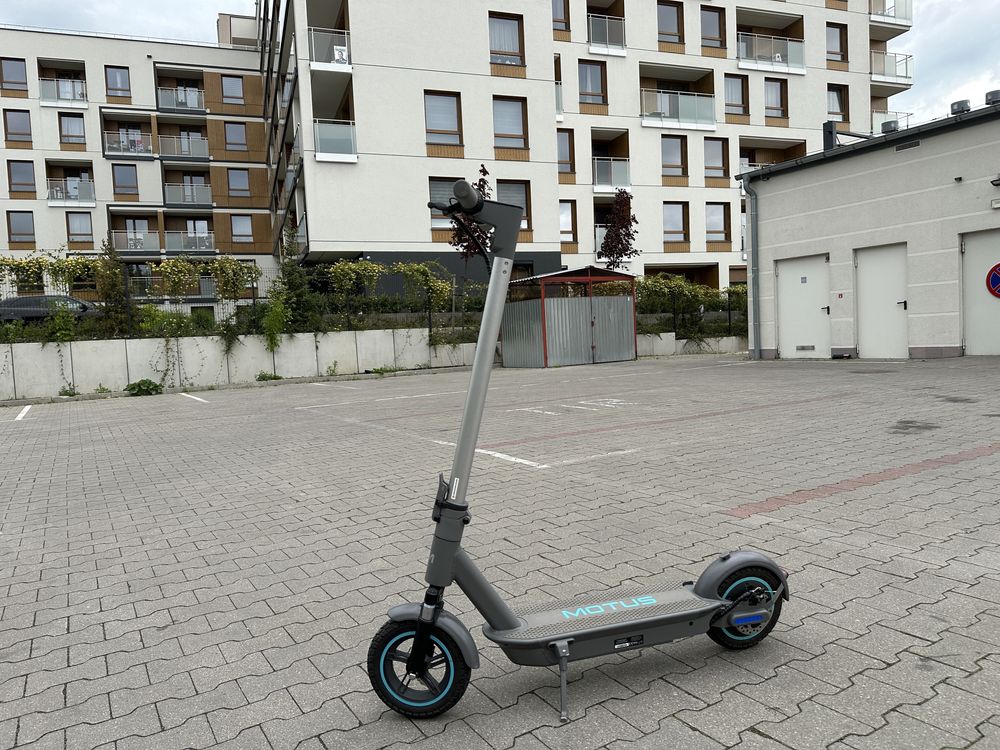 Motus Scooty 10 Plus
