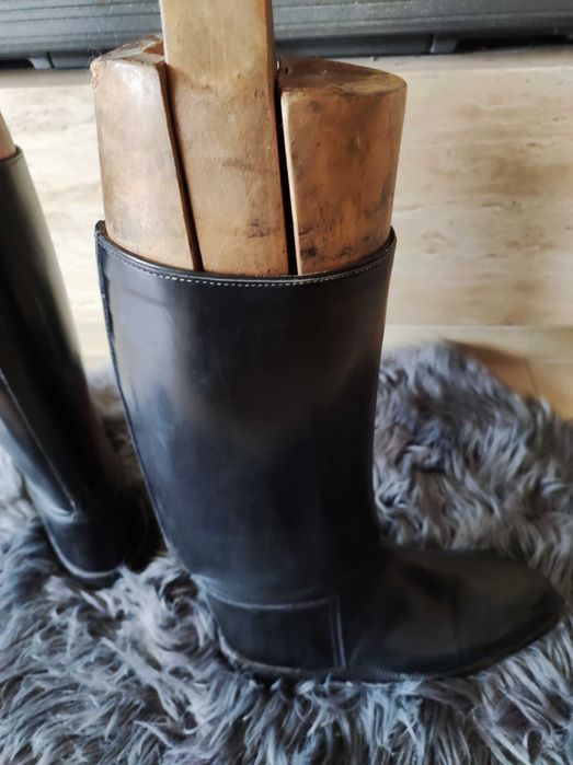 Przedwojenne oficerki z prawidłami do jazdy konnej.