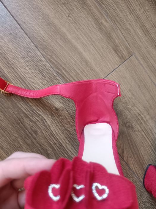 Piękne czerwone sandałki zamszowe Serduszka