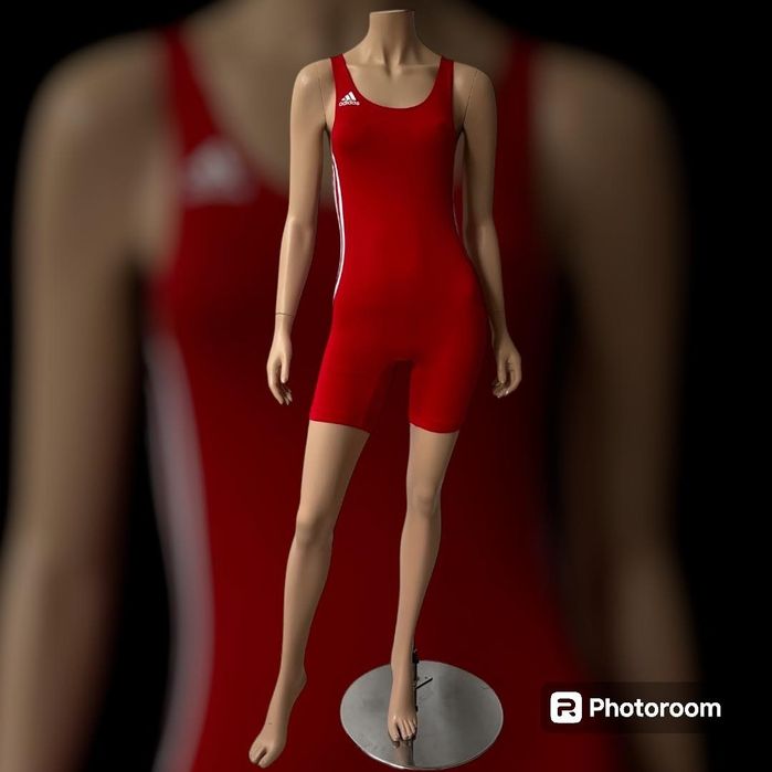 Adidas kostium sportowy damski XS/S
Rozmiar:XS/S 
kolor:czerwony 
Stan