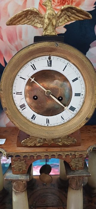 Piękny zegar bogato zdobiony