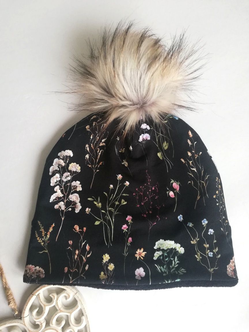 Czarna czapka damska z pomponem zimowa polne kwiaty handmade