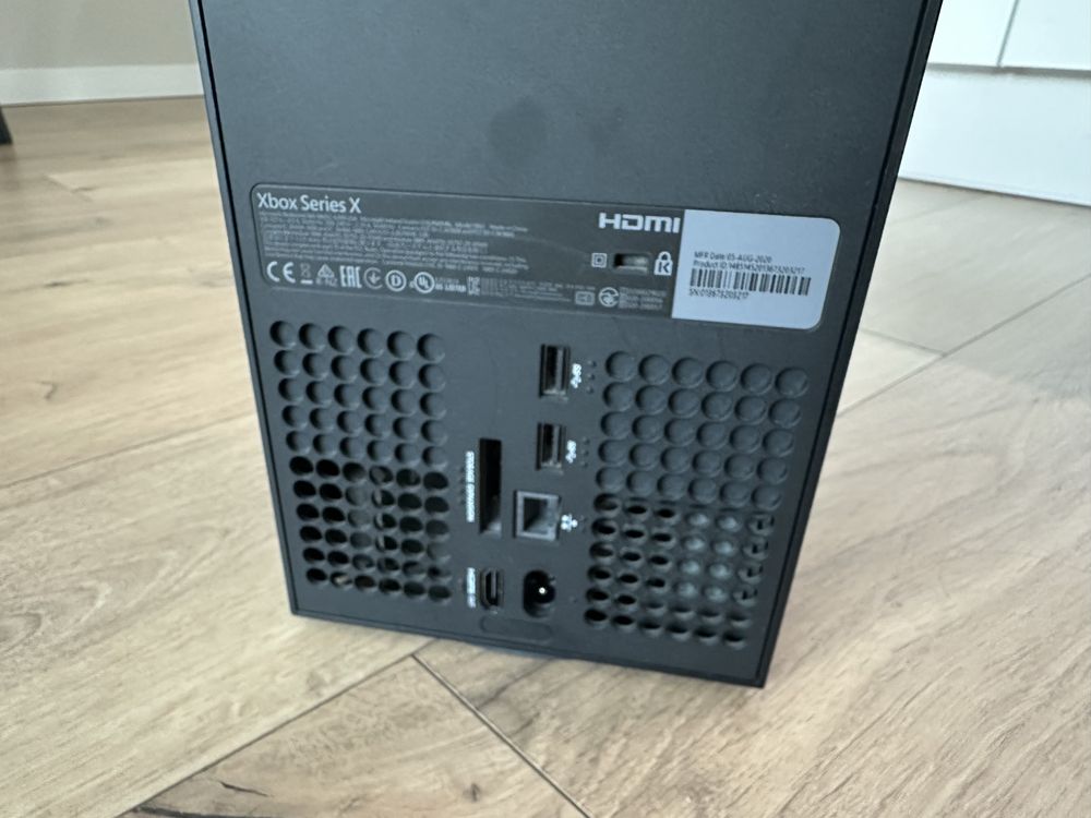 Xbox Series X 1TB + 2 pady