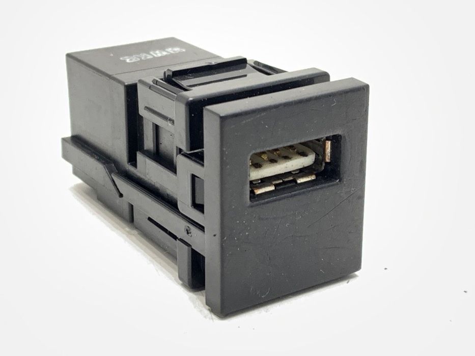 GNIAZDO USB  TOYOTA COROLLA sedan (_E21_) 2019 - 2022 1.8 VVTi Hybrid (ZWE211, MZEA12) 72 kW [98 KM]