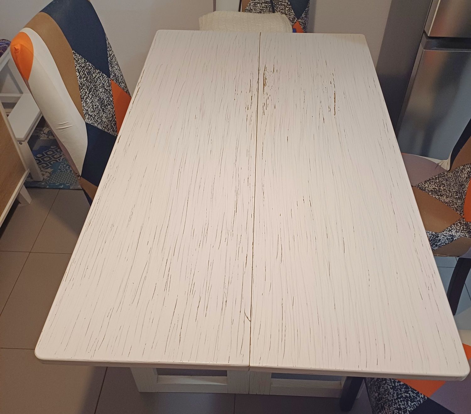 Mesa de madeira maciça, pintada de branco com efeito decapé.