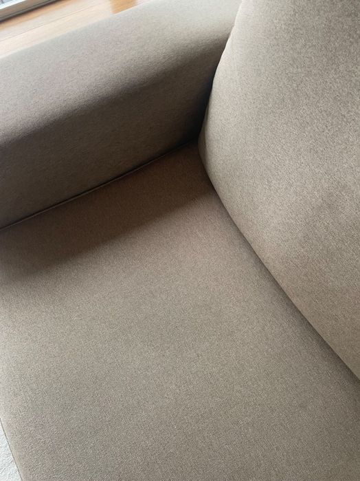 Dois sofás castanho claro