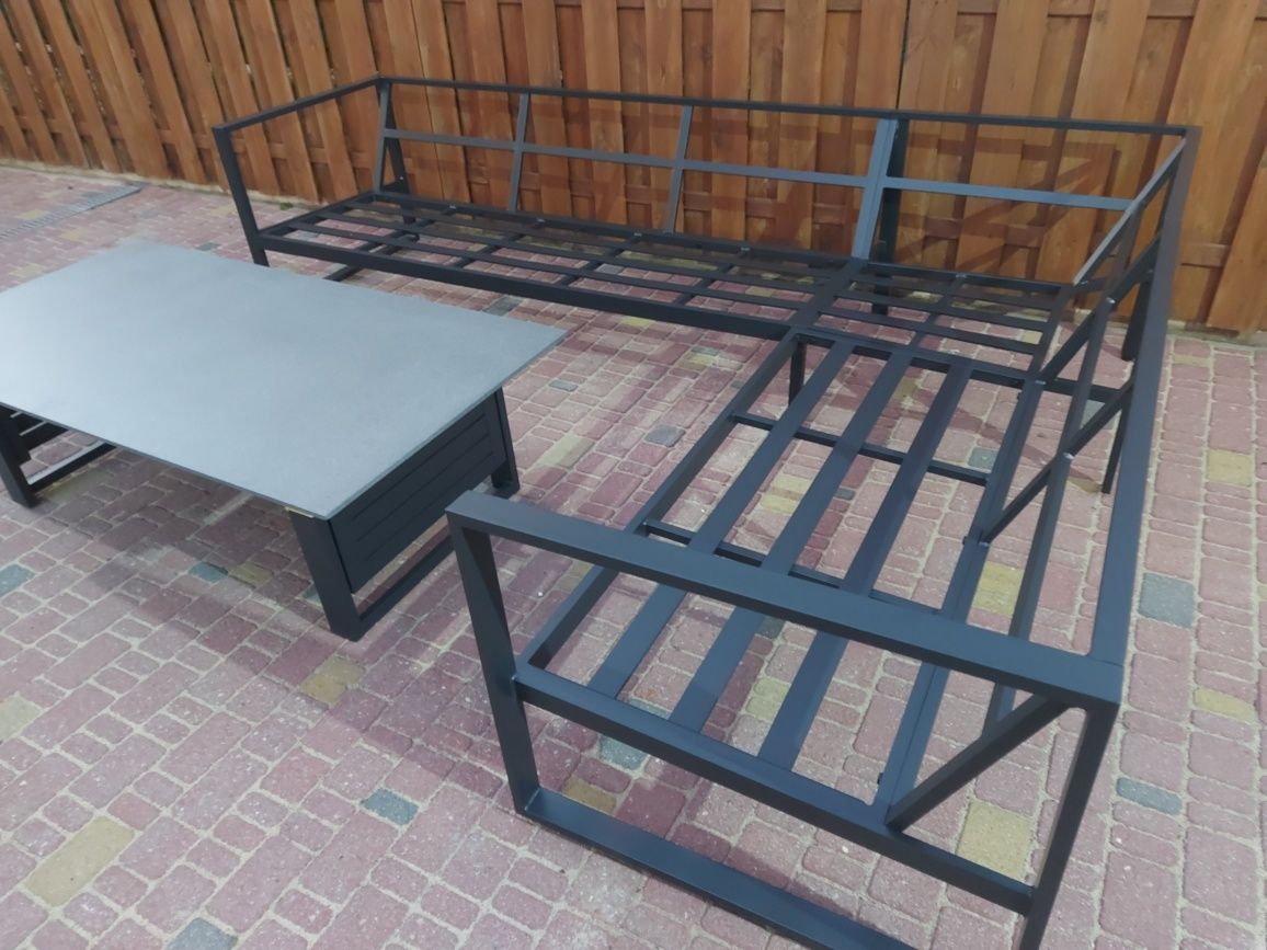 Dostępny zestaw Vonge narożnik plus sofa z stolikiem regulowanym.