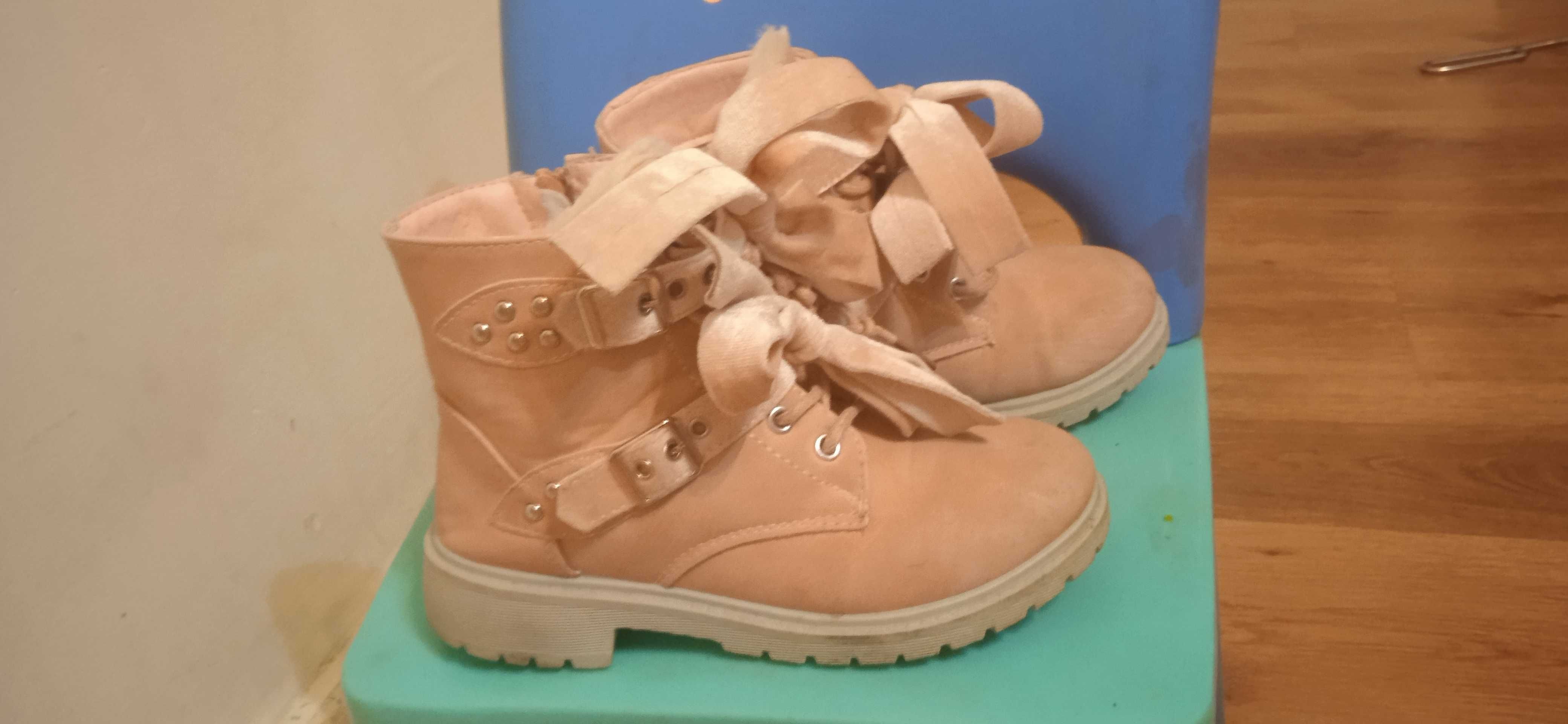 Buty z kokardkami