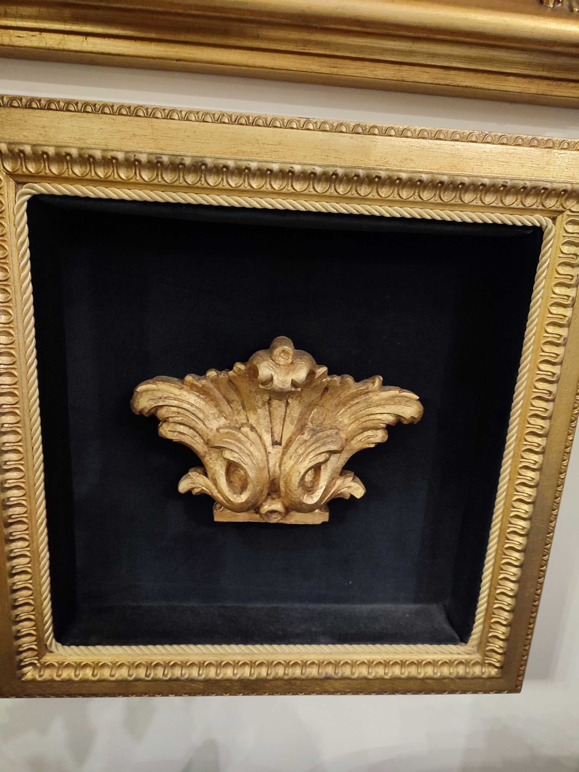 Quadro com moldura dourada em folha de ouro e passpartout