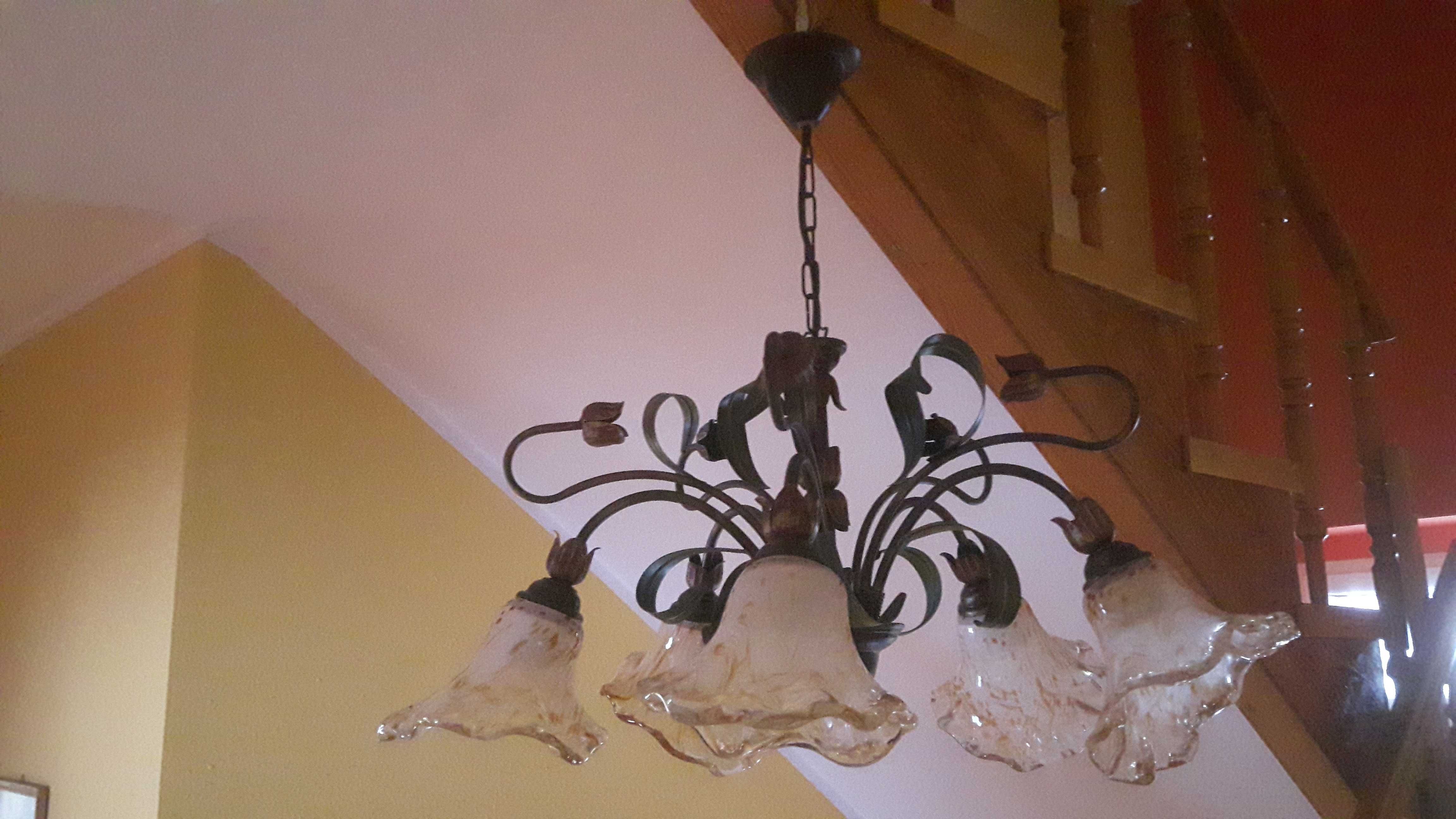 Lampa z szklanymi kloszami