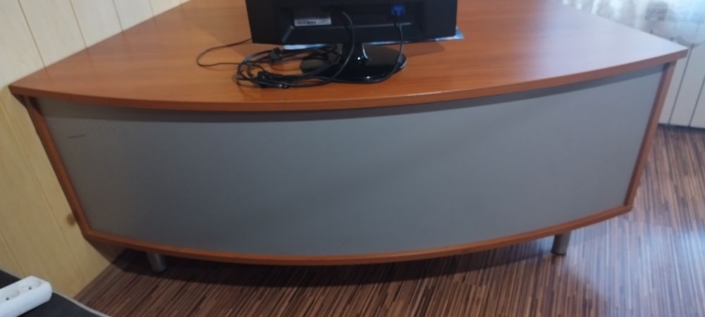 Duże przestronne biurko