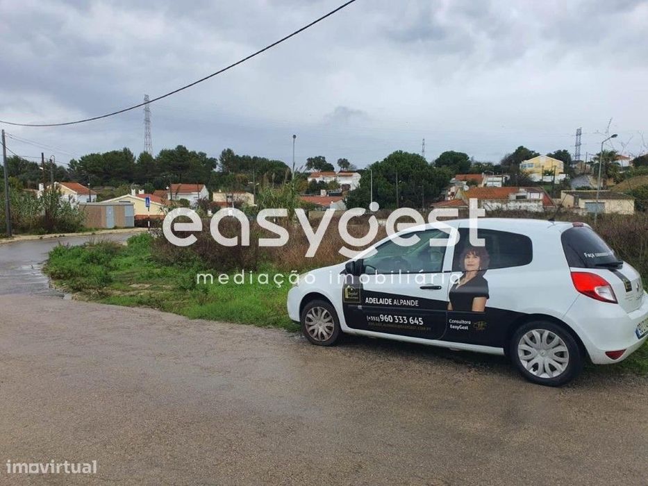 Terreno com 304.50m2 sito em zona tranquila no Areeiro, Caparica