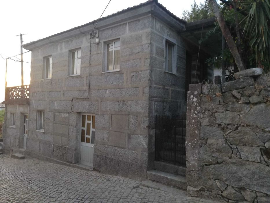 Vendo Casa com dois pisos e anexos para reformar Figueiró Amarante