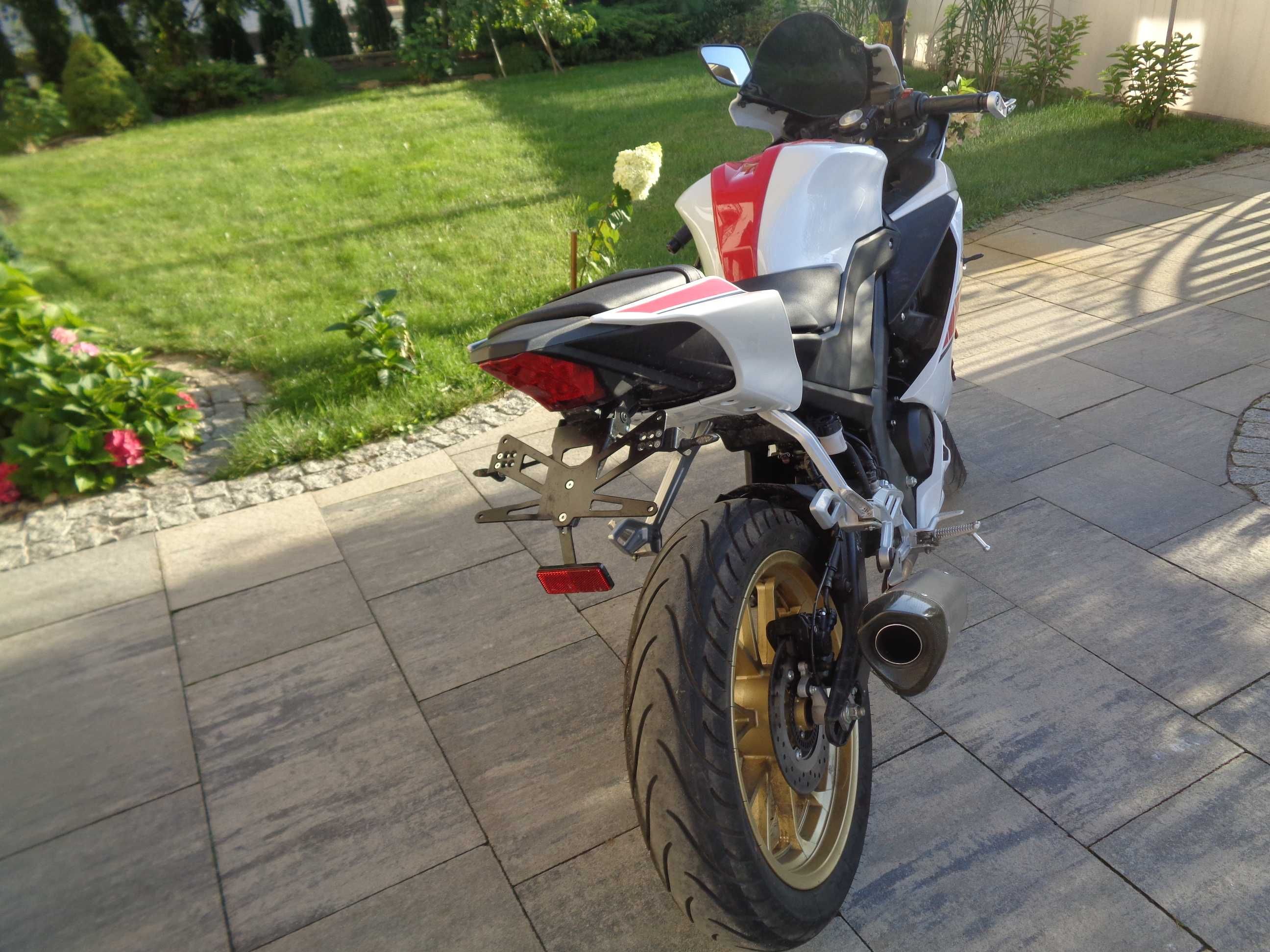 Yamaha YZF 125   z niskim przebiegiem.
