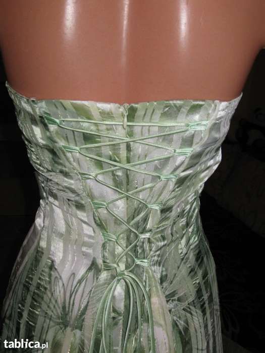 Zielona sukienka zakładana na szyje - ładny wzór